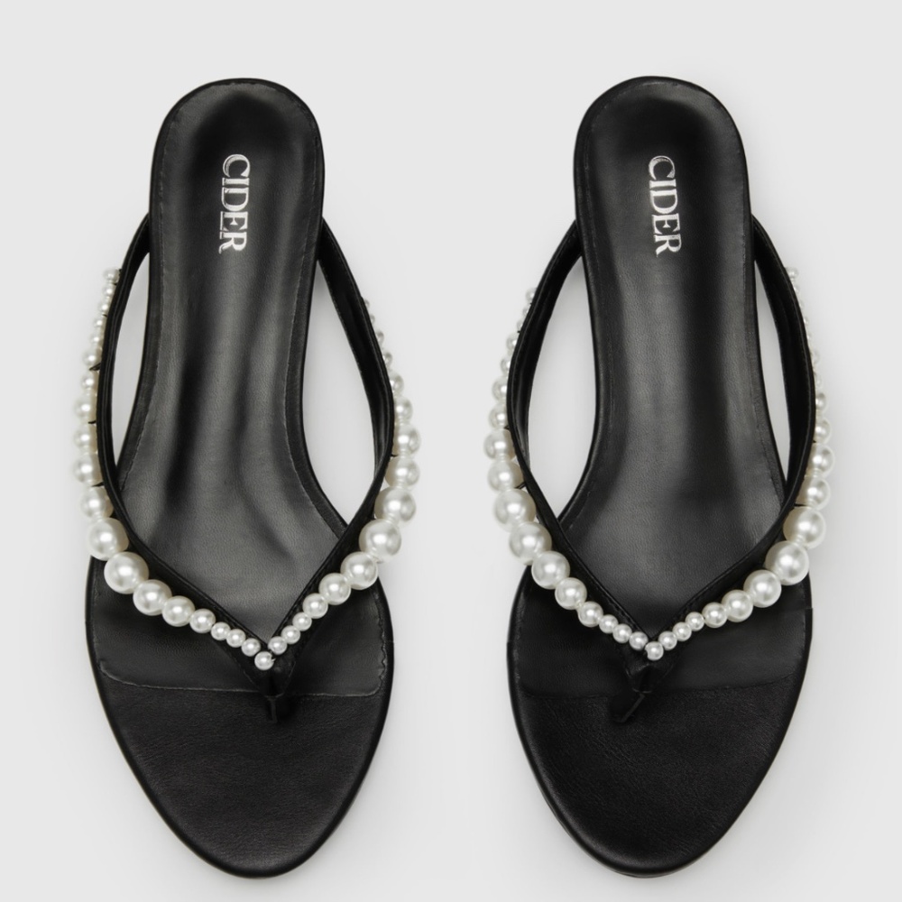 NEW with tags: Pearl sandals - size 38 / 7.5 US